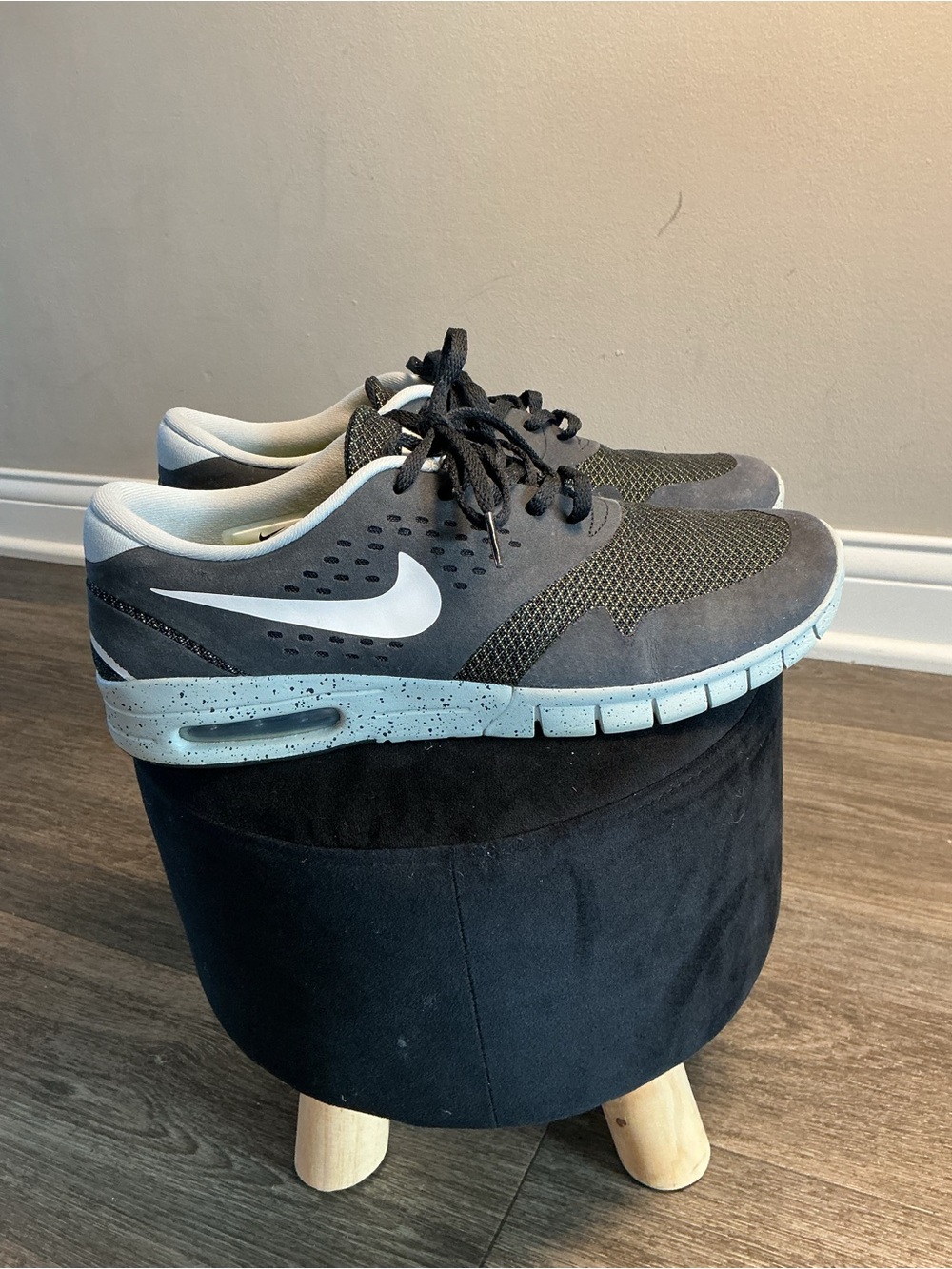 Nike Men’s Athletic Shoes Gray and White